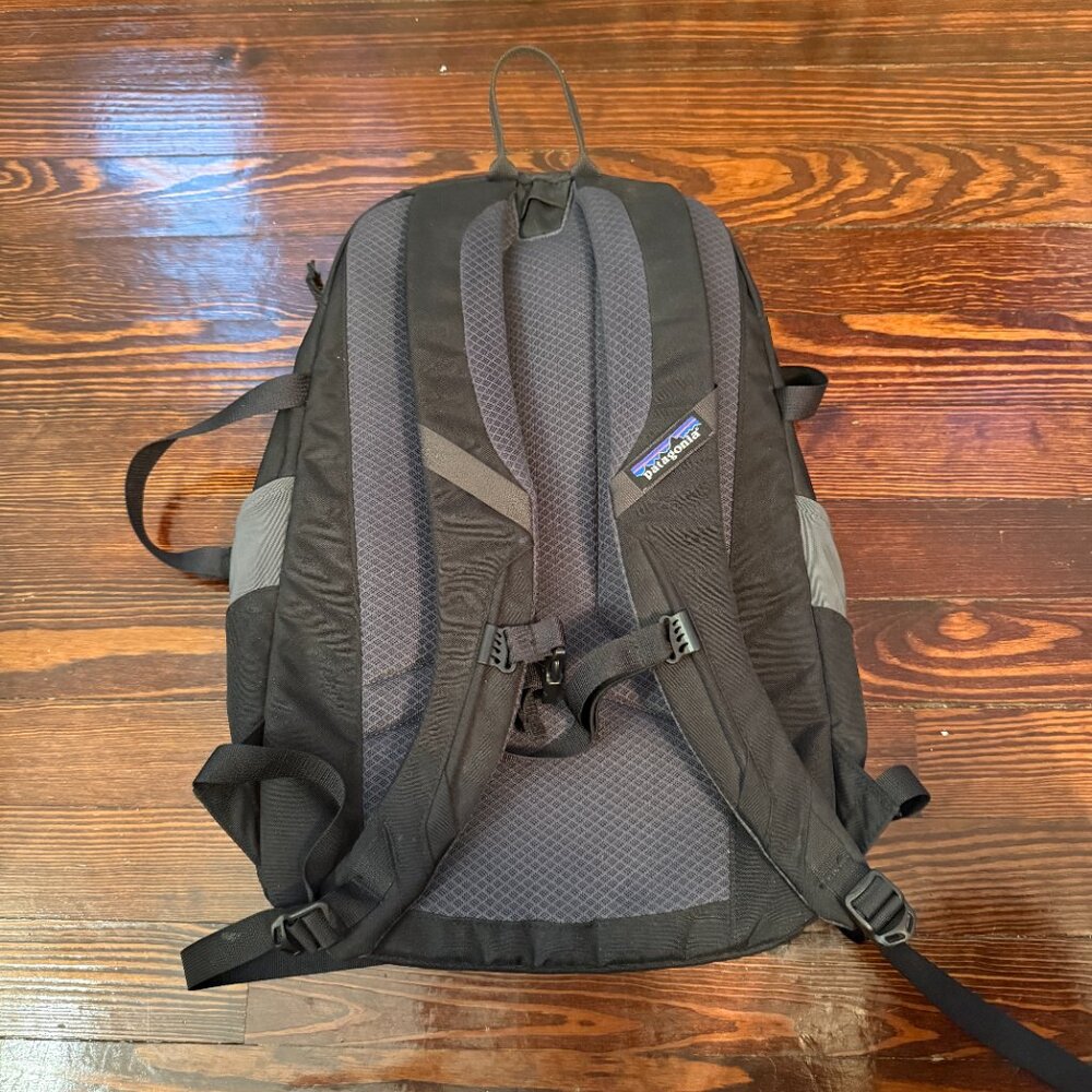 black patagonia refugio 28L with design - Picture 3 of 6